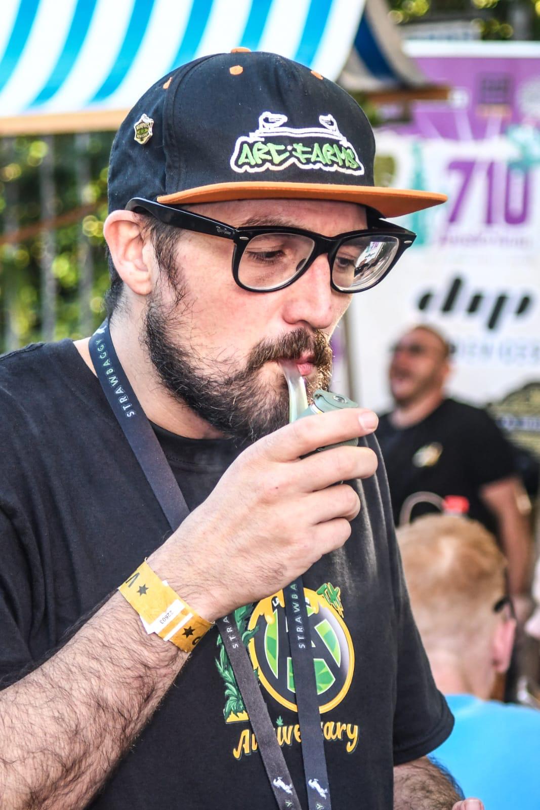 A visitor in a black cap and glasses at the private event with 710 in Amsterdam